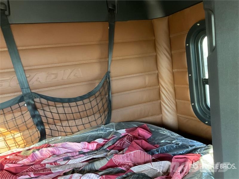 Freightliner Cascadia 126 6x4 T/A Sleeper Truck Tractor Traktorske jedinice