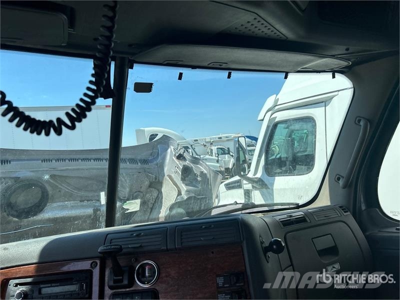 Freightliner Cascadia 125 6x4 T/A Sleeper Truck Tractor Tractor Units