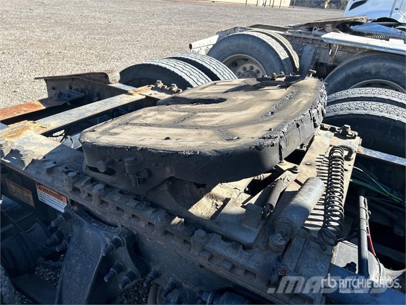 Freightliner Cascadia 126 6x4 T/A Sleeper Truck Tractor Cabezas tractoras