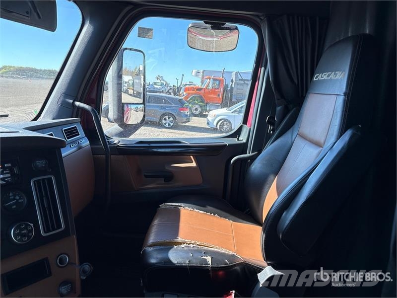 Freightliner Cascadia 126 6x4 T/A Sleeper Truck Tractor Cavalos mecânicos