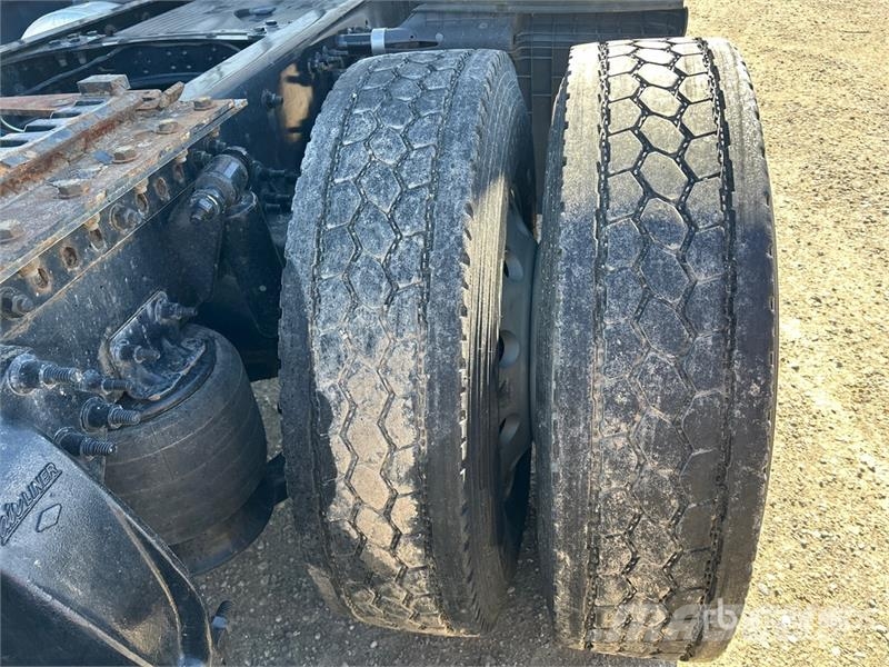 Freightliner Cascadia 126 6x4 T/A Sleeper Truck Tractor وحدات الجر