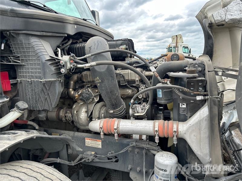 Freightliner Cascadia 126 6x4 T/A Sleeper Truck Tractor Tractor Units