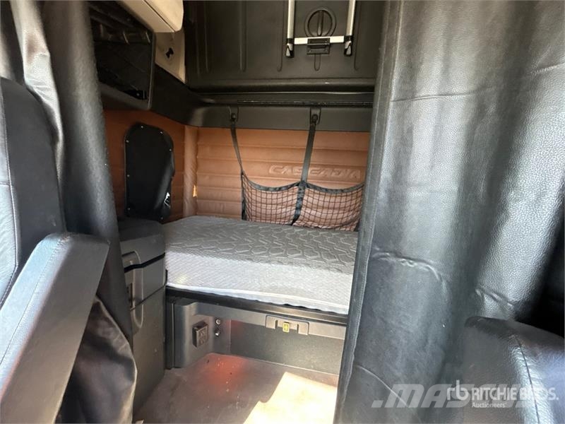 Freightliner Cascadia 126 6x4 T/A Sleeper Truck Tractor Sattelzugmaschinen
