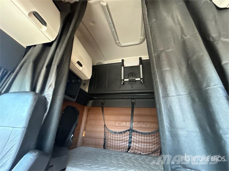 Freightliner Cascadia 126 6x4 T/A Sleeper Truck Tractor Sattelzugmaschinen