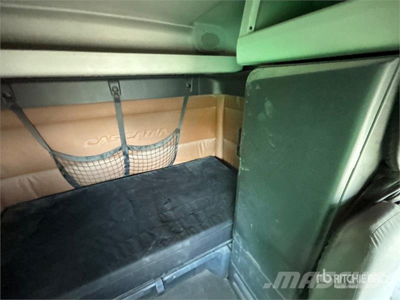 Freightliner Cascadia 126 6x4 T/A Sleeper Truck Tractor Тягачі
