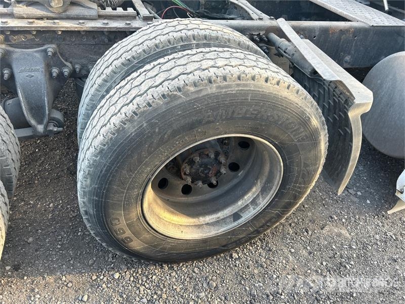 Freightliner Cascadia 126 6x4 T/A Sleeper Truck Tractor Vlačilci