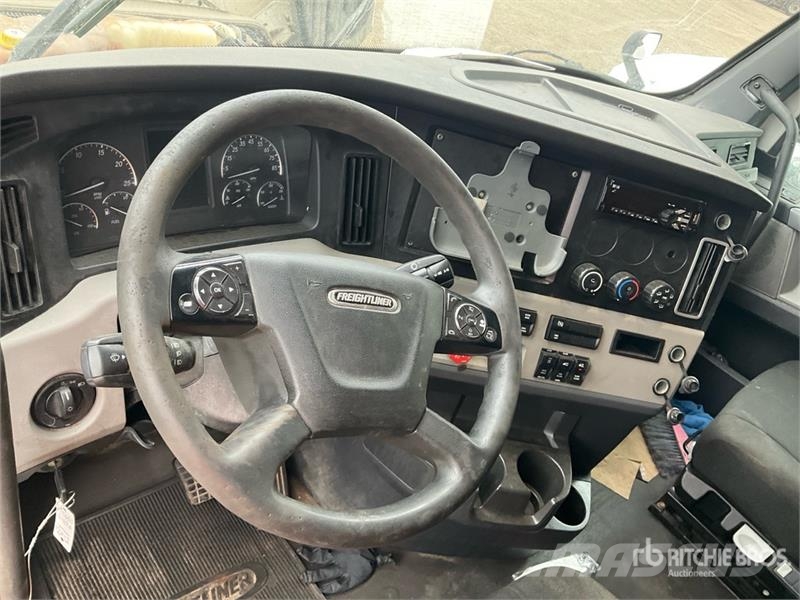 Freightliner Cascadia 126 6x4 T/A Sleeper Truck Tractor Motrici e Trattori Stradali