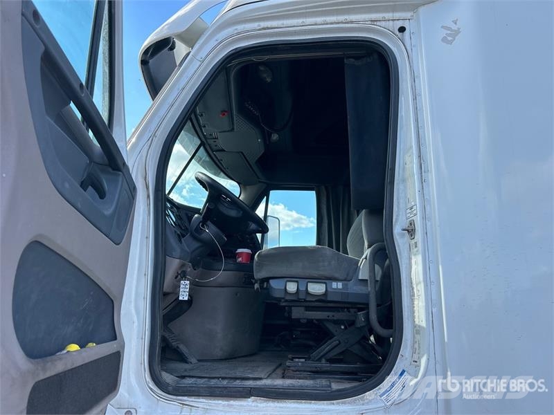 Freightliner Cascadia 125 6x2 T/A Sleeper Truck Tractor وحدات الجر