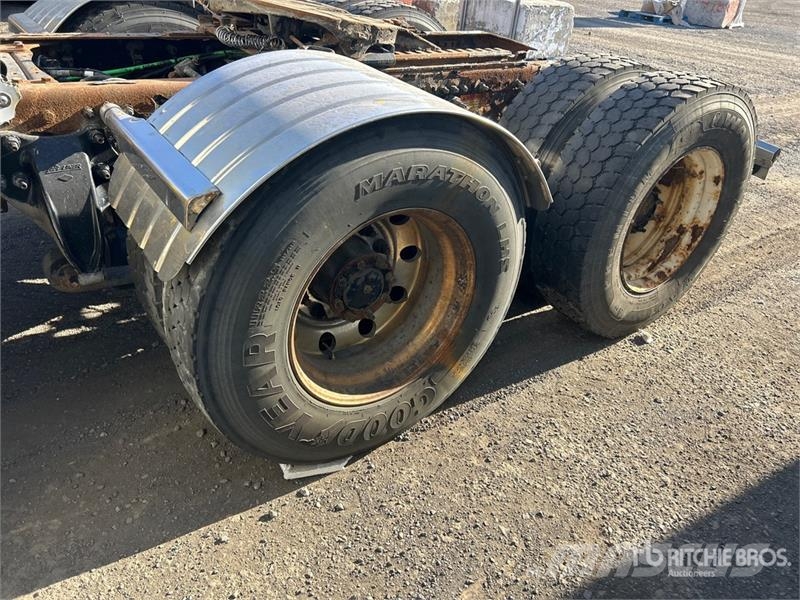 Freightliner Cascadia 126 6x4 T/A Sleeper Truck Tractor (Inoper Тягачі