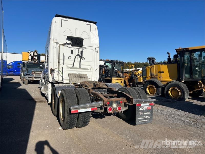 Freightliner Cascadia 126 6x4 T/A Sleeper Truck Tractor (Inoper Тягачі