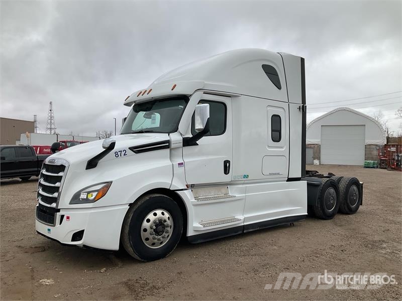 Freightliner Cascadia 126 6x4 T/A Sleeper Truck Tractor Vetopöytäautot
