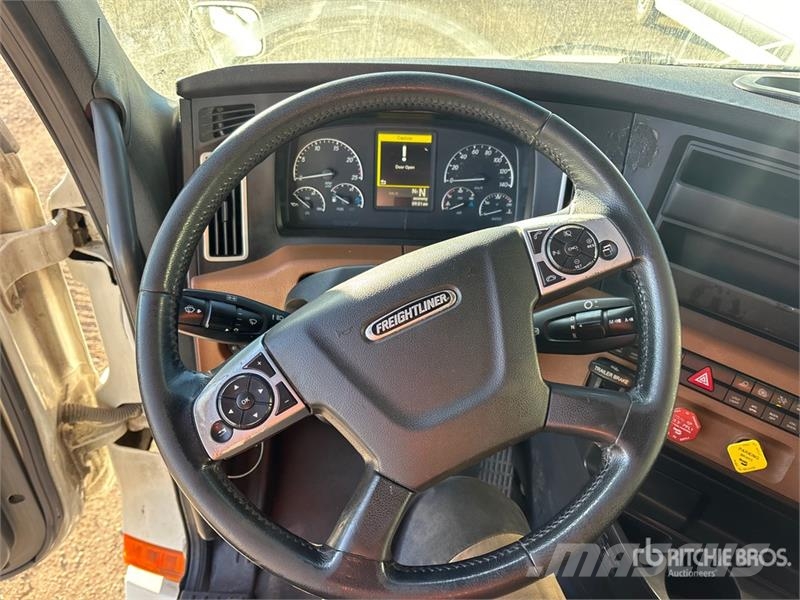 Freightliner Cascadia 126 6x4 T/A Sleeper Truck Tractor Влекачи