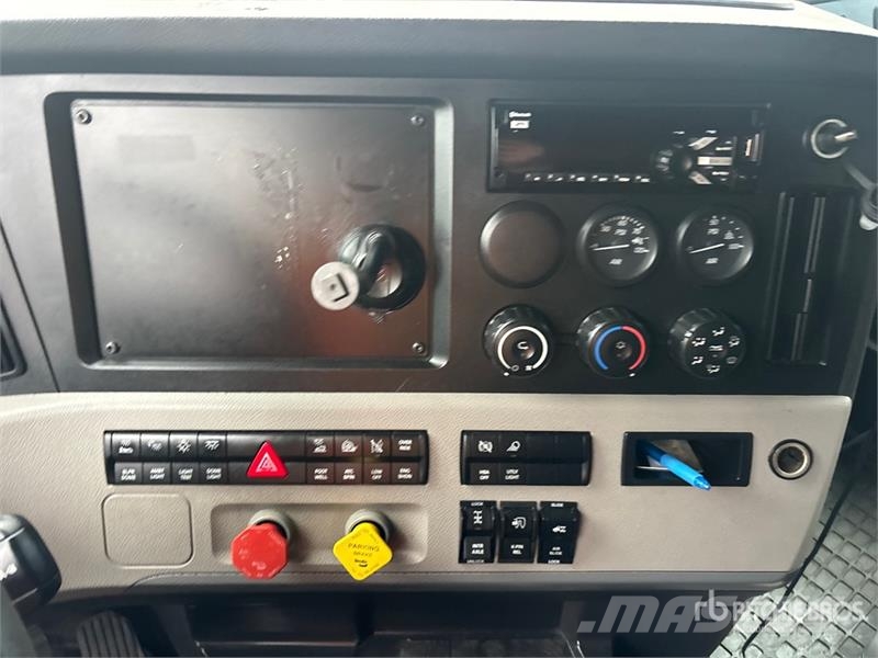 Freightliner Cascadia 126 6x4 T/A Sleeper Truck Tractor Tegljači
