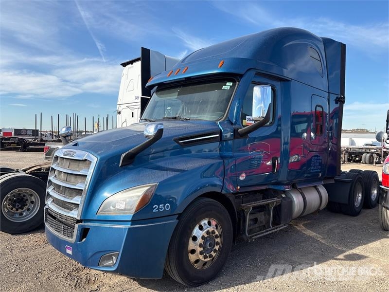 Freightliner Cascadia 126 6x4 T/A Sleeper Truck Tractor (Inoper Sattelzugmaschinen