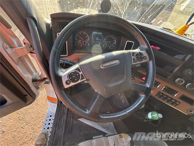 Freightliner Cascadia 126 6x4 T/A Sleeper Truck Tractor Седельные тягачи