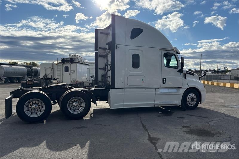 Freightliner Cascadia 126 6x4 T/A Sleeper Truck Tractor Tegljači