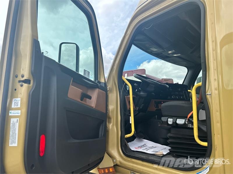 Freightliner Cascadia 126 6x4 T/A Sleeper Truck Tractor 牵引车