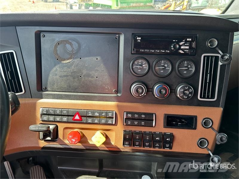Freightliner Cascadia 126 6x4 T/A Sleeper Truck Tractor Vilcēji