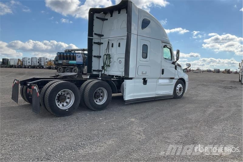 Freightliner Cascadia 126 6x4 T/A Sleeper Truck Tractor وحدات الجر