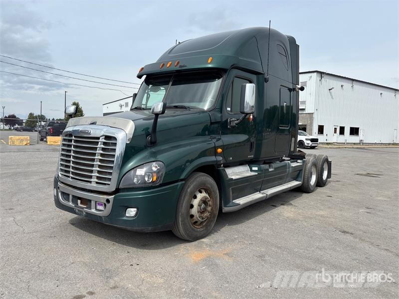 Freightliner Cascadia 125 6x4 T/A Sleeper Truck Tractor Vetopöytäautot