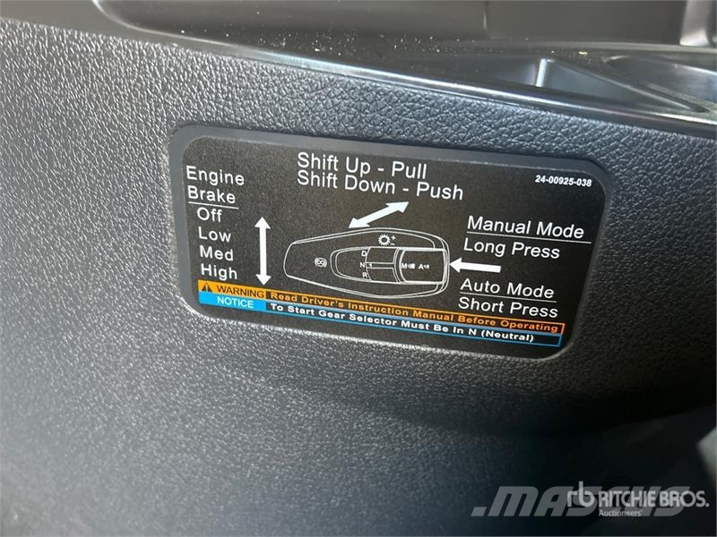 Freightliner Cascadia 126 6x4 T/A Sleeper Truck Tractor Trekkers