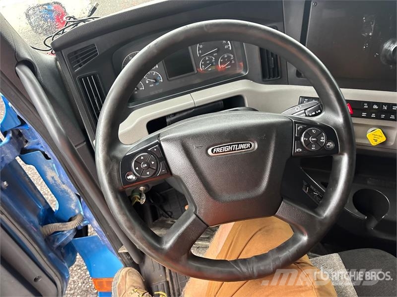 Freightliner Cascadia 126 6x4 T/A Sleeper Truck Tractor Tegljači