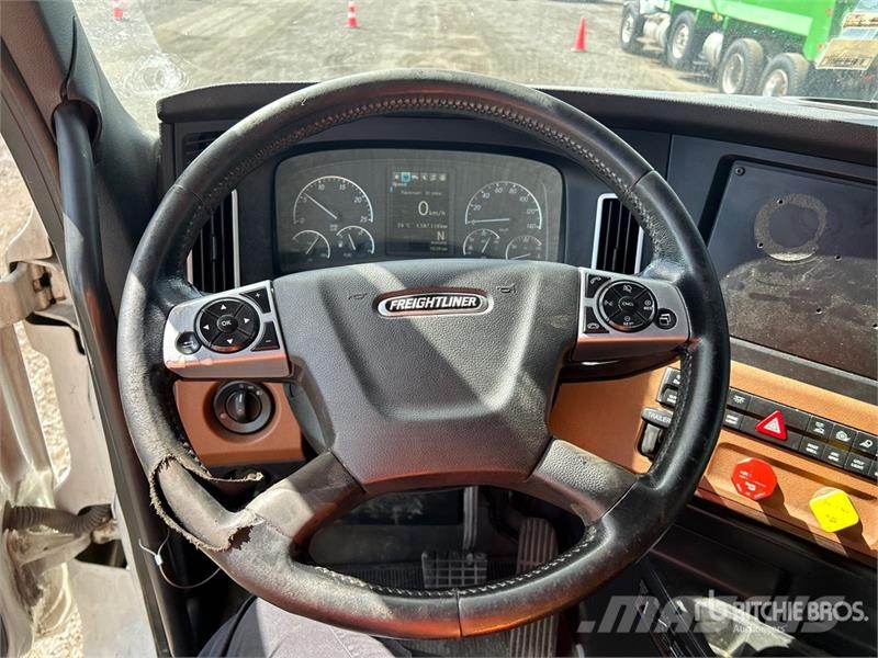 Freightliner Cascadia 126 6x4 T/A Sleeper Truck Tractor Vilcēji