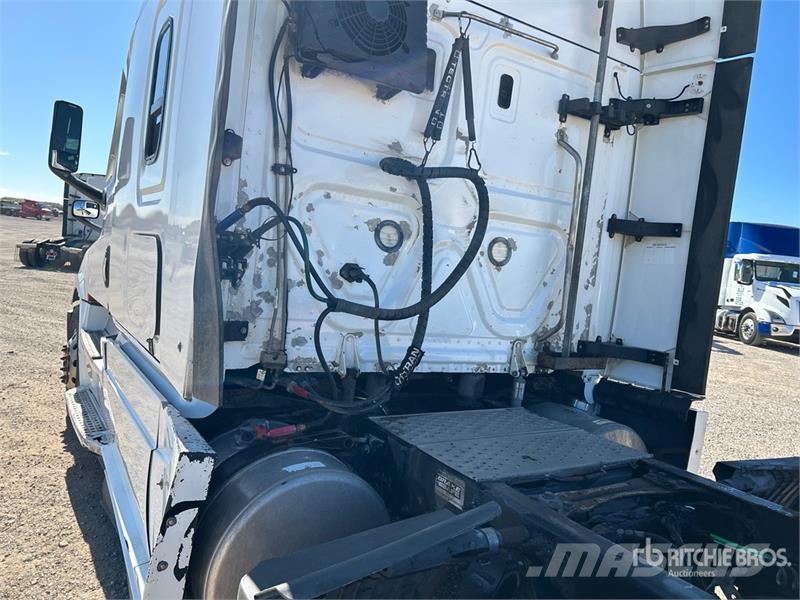 Freightliner Cascadia 126 6x4 T/A Sleeper Truck Tractor Camiones tractor