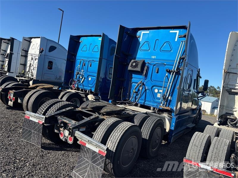 Freightliner Cascadia 126 6x4 T/A Sleeper Truck Tractor Tractor Units