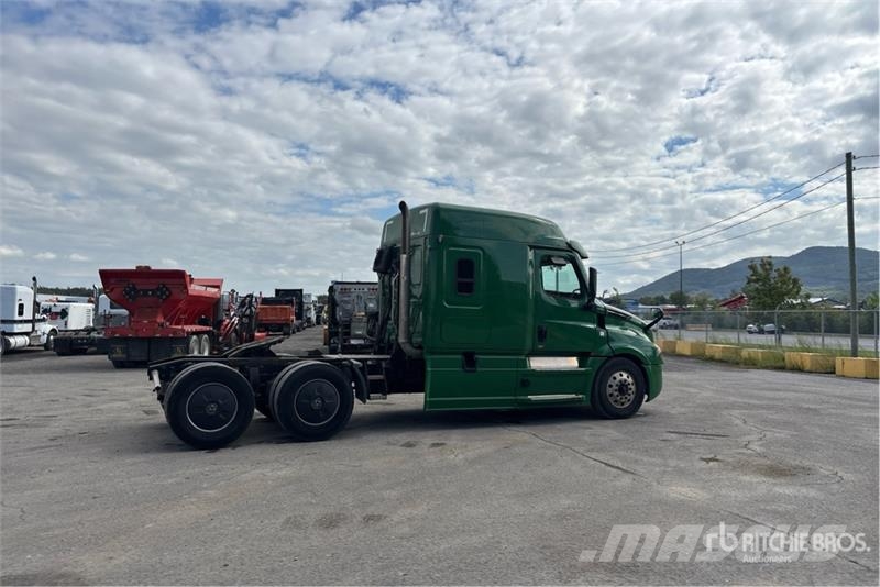Freightliner Cascadia 126 6x4 T/A Sleeper Truck Tractor Тягачі