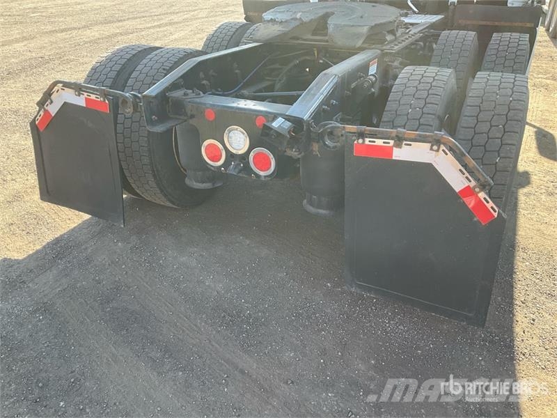 Freightliner Cascadia 126 6x4 T/A Sleeper Truck Tractor وحدات الجر