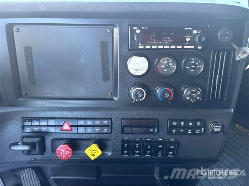 Freightliner Cascadia 126 6x4 T/A Sleeper Truck Tractor Тягачі