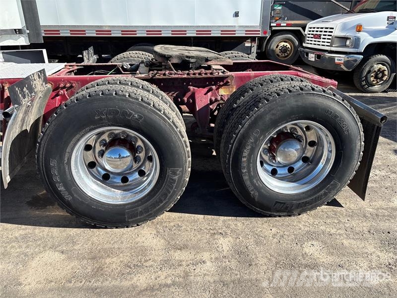Freightliner Cascadia 126 6x4 T/A Sleeper Truck Tractor Тягачі