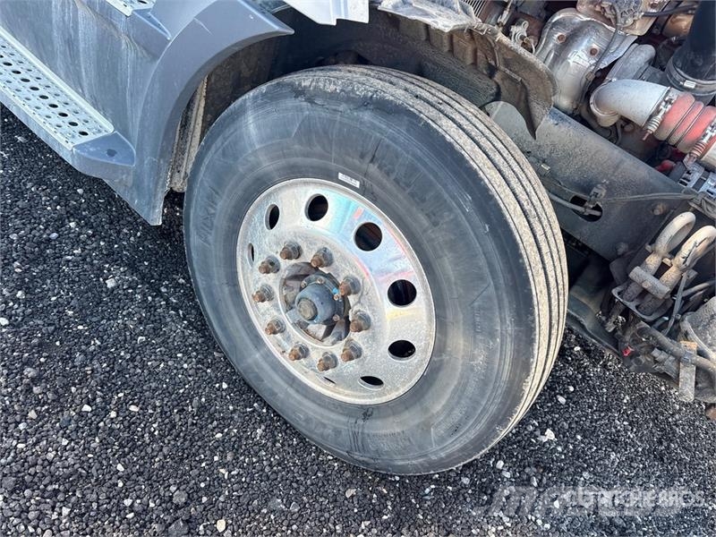 Freightliner Cascadia 126 6x4 T/A Sleeper Truck Tractor Tractor Units