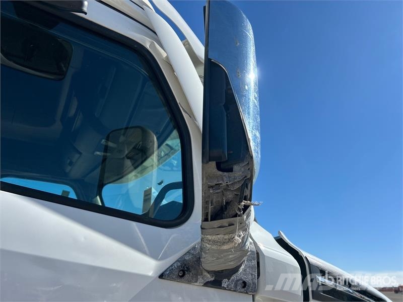 Freightliner Cascadia 126 6x4 T/A Sleeper Truck Tractor Camiones tractor