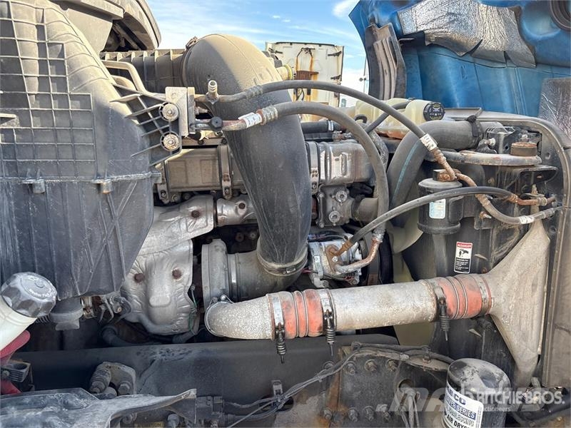 Freightliner Cascadia 126 6x4 T/A Sleeper Truck Tractor (Inoper Sattelzugmaschinen