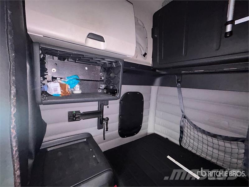 Freightliner Cascadia 126 6x4 T/A Sleeper Truck Tractor 曳引機組件