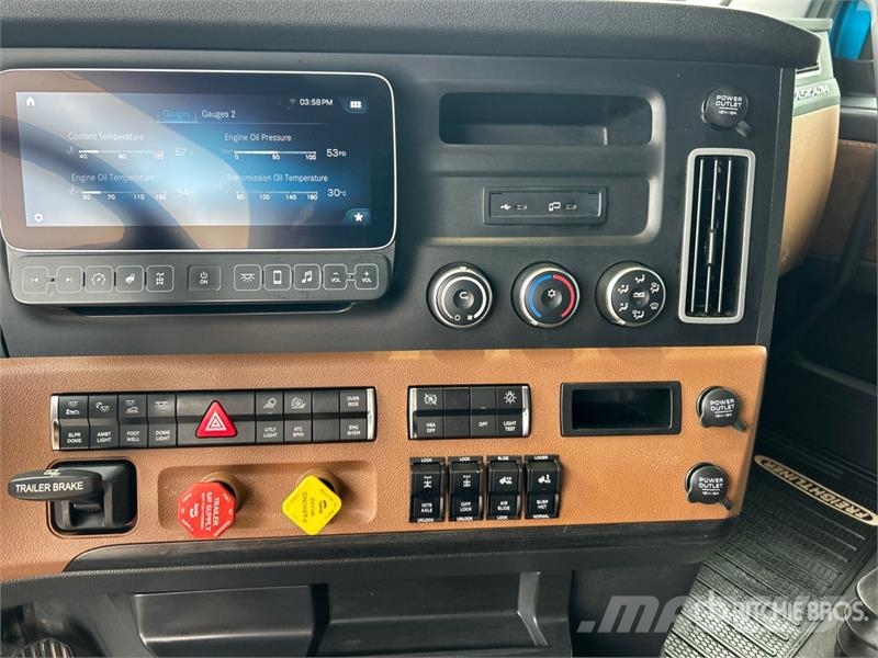 Freightliner Cascadia 126 6x4 T/A Sleeper Truck Tractor Tegljači