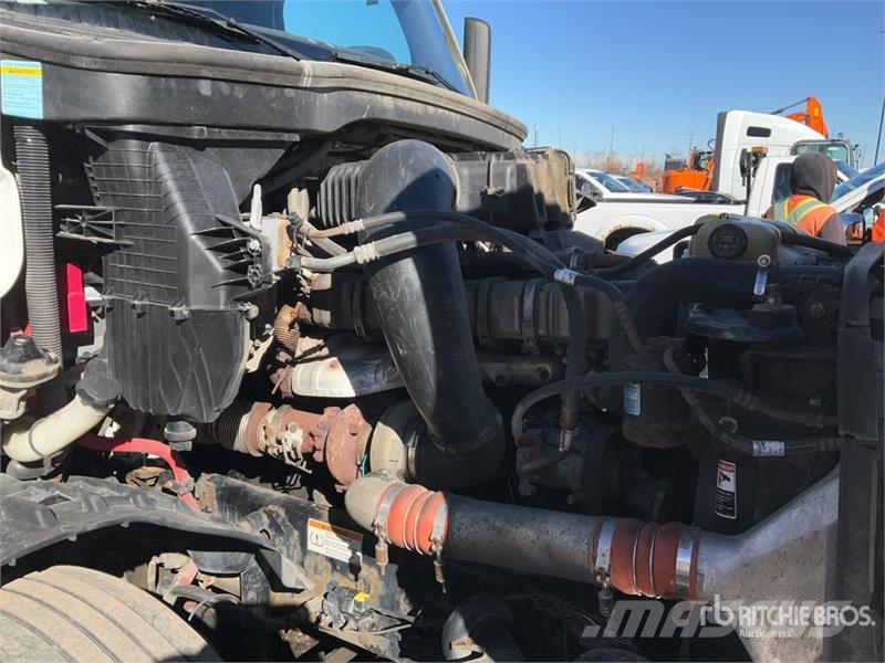 Freightliner Cascadia 126 6x4 T/A Sleeper Truck Tractor Тягачі