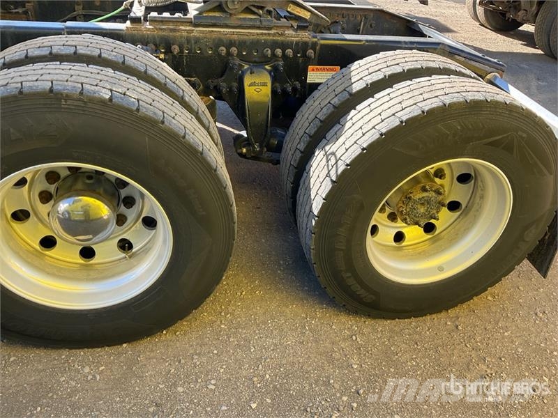Freightliner Cascadia 126 6x4 T/A Sleeper Truck Tractor وحدات الجر