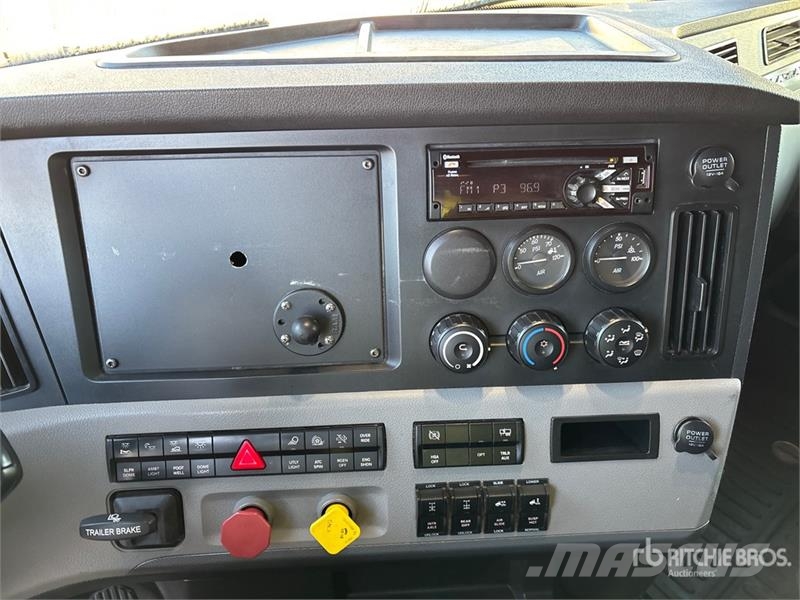 Freightliner Cascadia 126 6x4 T/A Sleeper Truck Tractor Tegljači