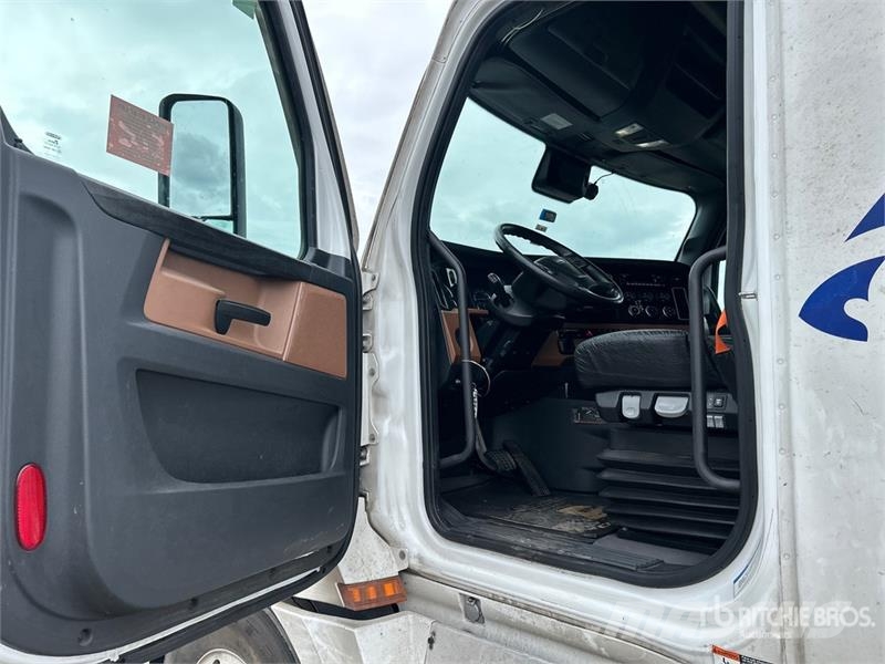 Freightliner Cascadia 126 6x4 T/A Sleeper Truck Tractor Tractor Units