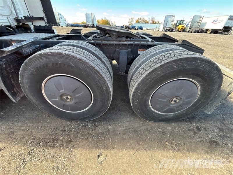 Freightliner Cascadia 126 6x4 T/A Sleeper Truck Tractor Tractores (camiões)