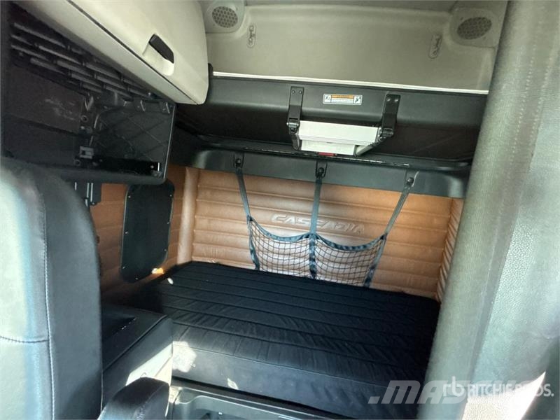 Freightliner Cascadia 126 6x4 T/A Sleeper Truck Tractor Влекачи