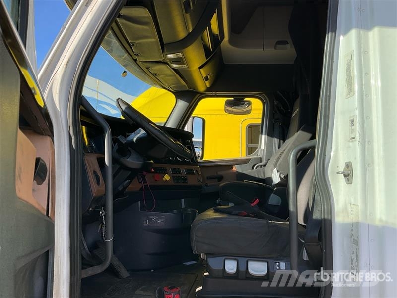 Freightliner Cascadia 126 6x4 T/A Sleeper Truck Tractor Tractor Units