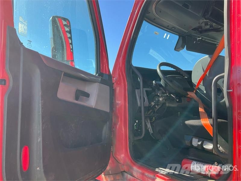 Freightliner Cascadia 126 6x4 T/A Sleeper Truck Tractor (Inoper وحدات الجر