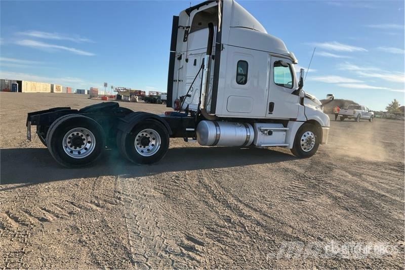 Freightliner Cascadia 126 6x4 T/A Sleeper Truck Tractor Traktorske jedinice
