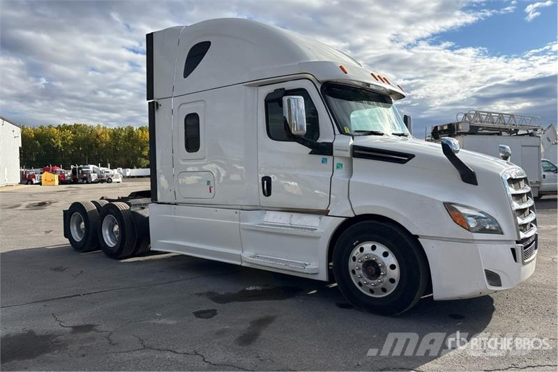Freightliner Cascadia 126 6x4 T/A Sleeper Truck Tractor Tegljači