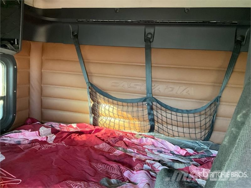 Freightliner Cascadia 126 6x4 T/A Sleeper Truck Tractor Traktorske jedinice
