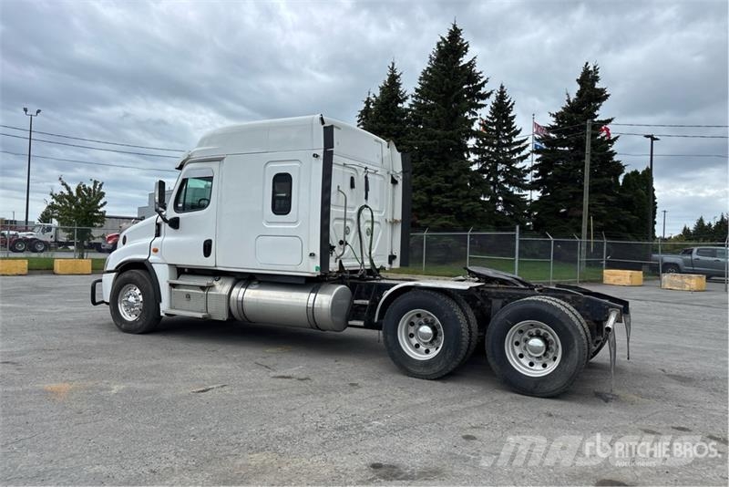 Freightliner Cascadia 125 6x4 T/A Sleeper Truck Tractor Vetopöytäautot